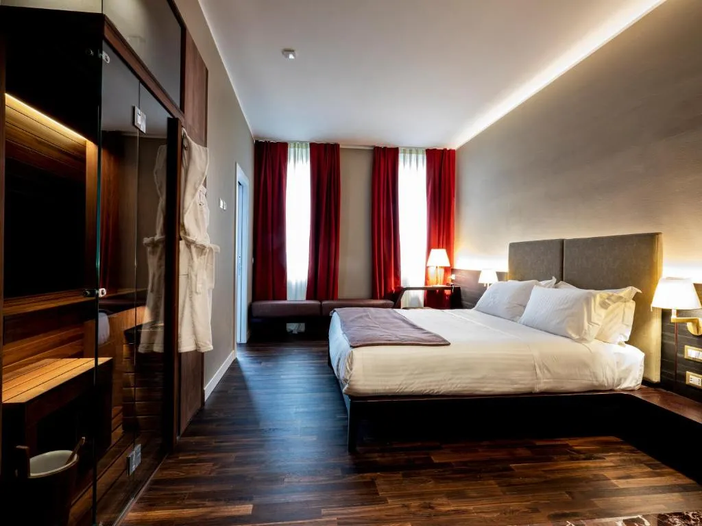 Image of 10 KEYS MILANO