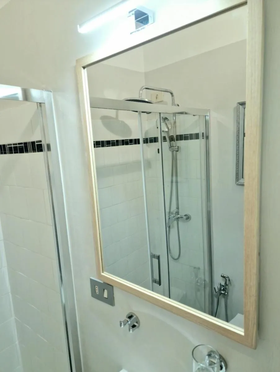 Image 6 of Ampia stanza con bagno privato e zona pranzo