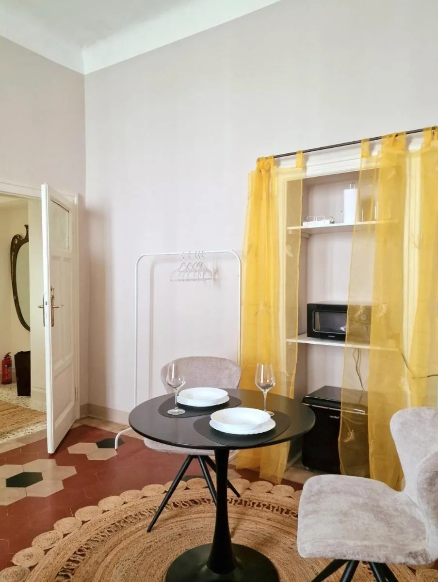 Image 2 of Ampia stanza con bagno privato e zona pranzo