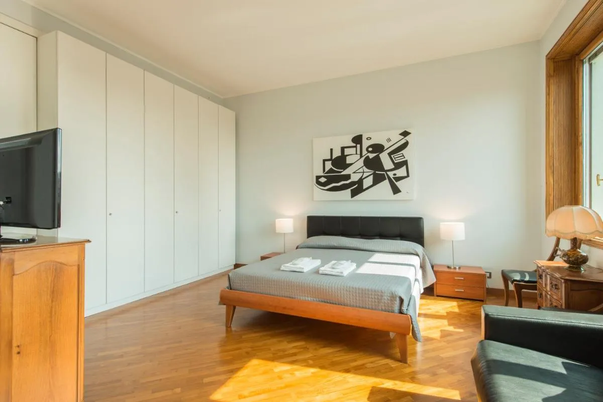 Image 2 of BnButler – Duomo Apartment – Galleria Unione