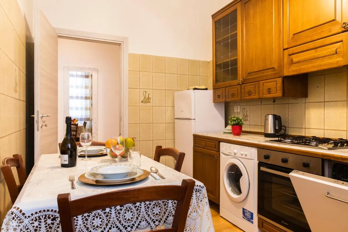 Image 3 of Casa Zara – Metro Lines