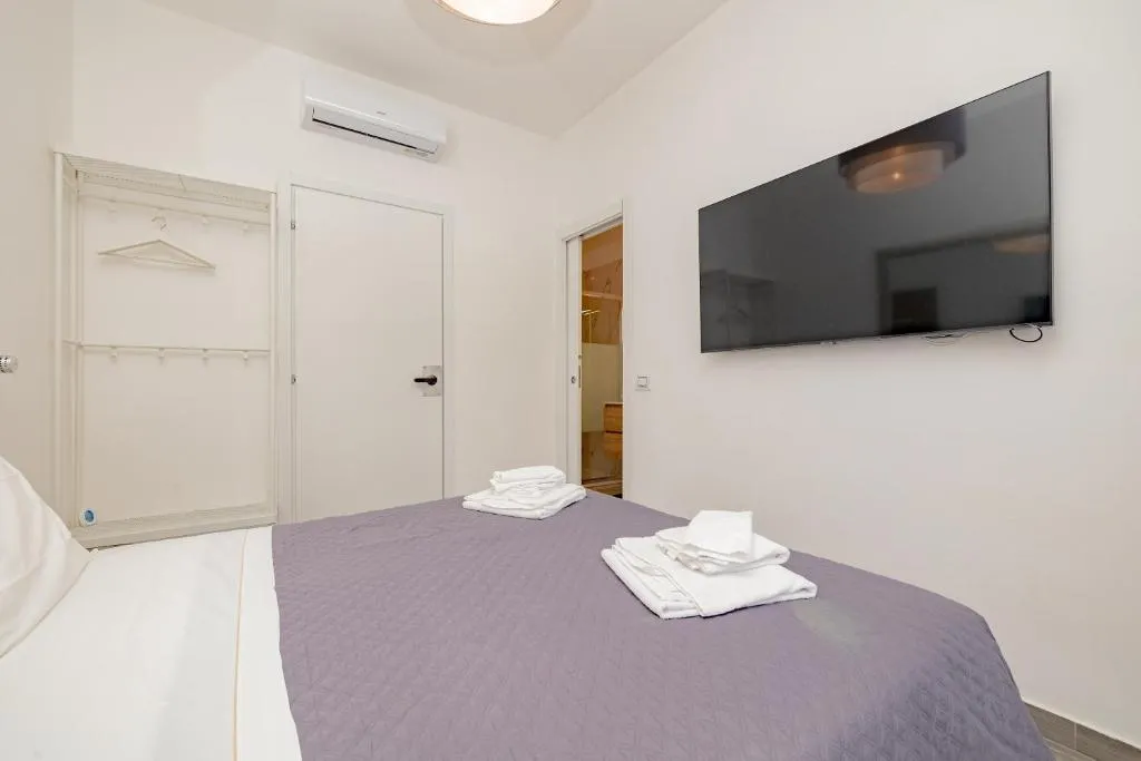 Image of Cozy Room – 2