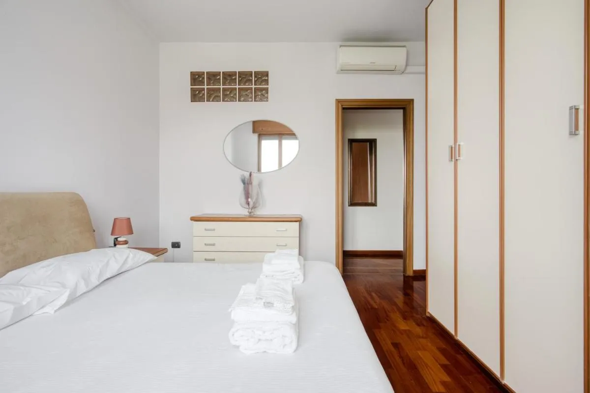 Image 1 of DomusMi Jenner 23