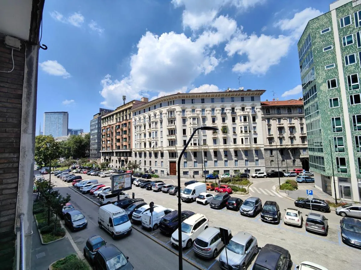 Image 4 of Doria 10 next to train station
