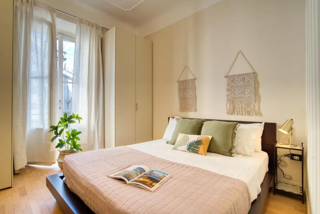 Image of GuestHost – DeAngeli Nest romantico bilocale di design in zona De Angeli, rinnovato e accessoriato