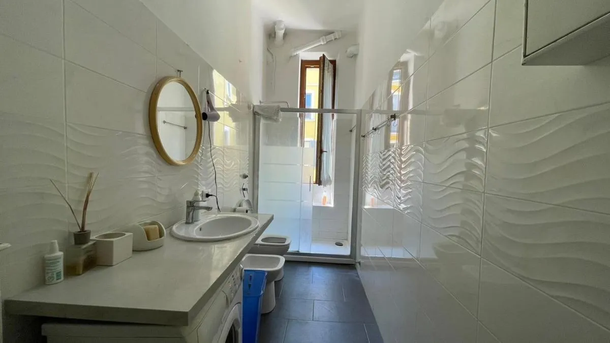 Image 2 of House in the city center-Casa nel centro della città