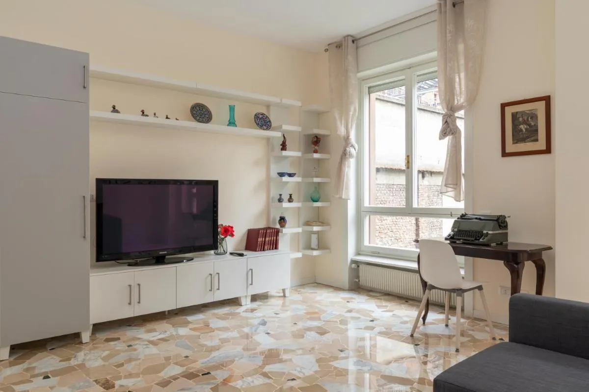 Image 4 of JOIVY Modern 2bed flat with balcony, 250m from M5 Foppa and M2 Sant’Agostino