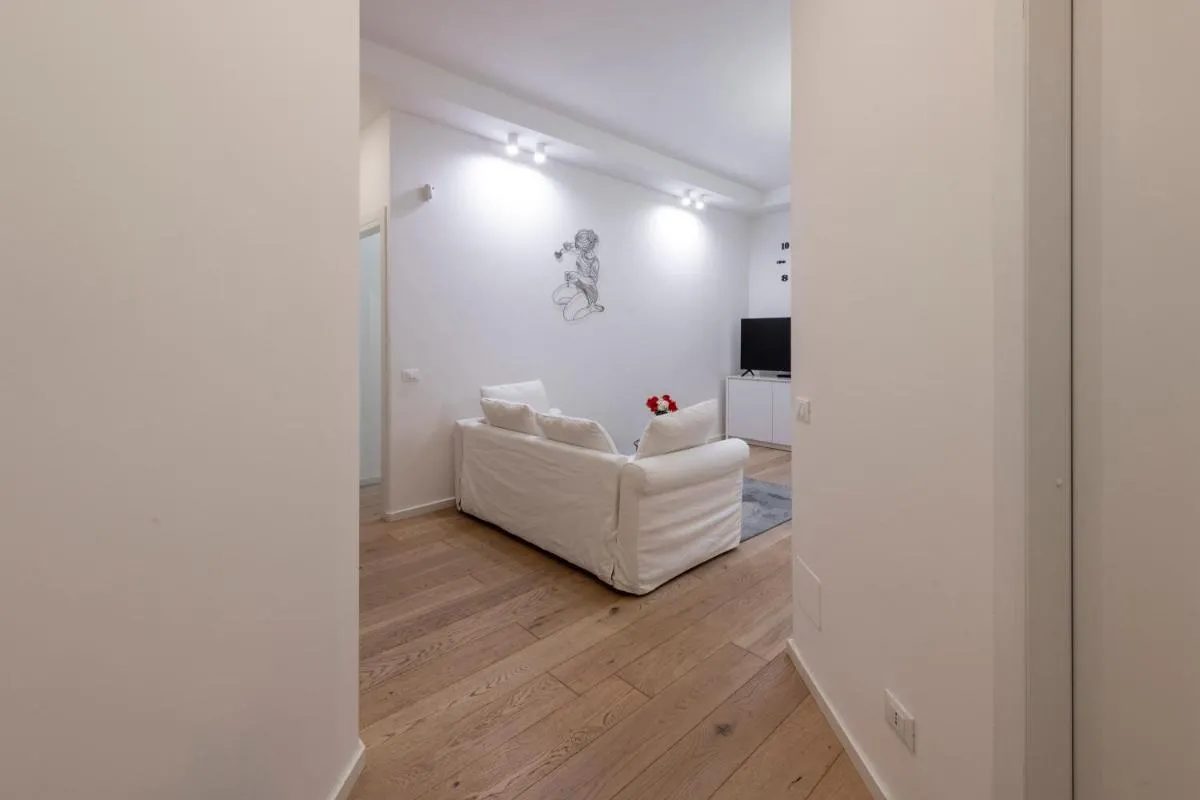 Image 3 of Longhena, 7 – Total white apartment