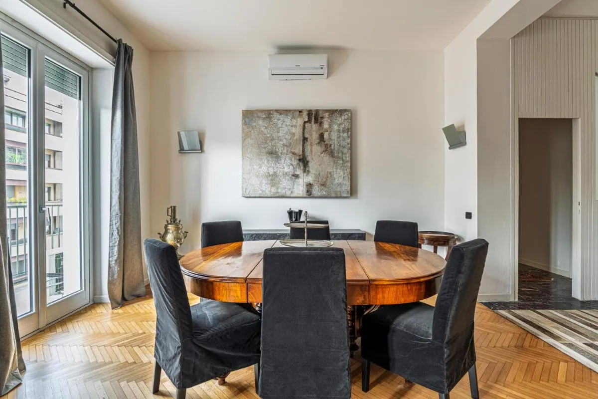 Image 5 of Luxury 4 bedrooms apartment in the center of Milan