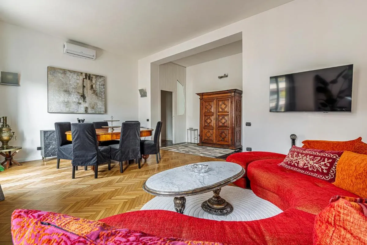 Image 1 of Luxury 4 bedrooms apartment in the center of Milan