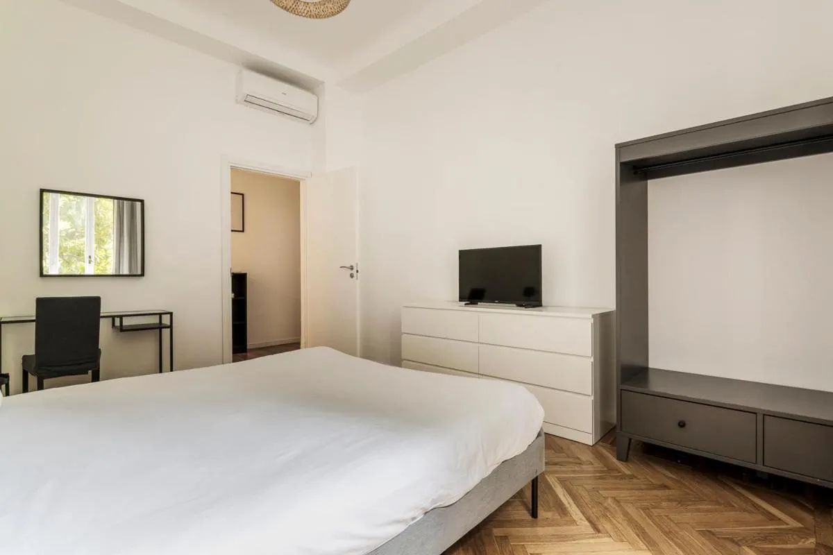 Image 1 of Luxury 4 bedrooms apartments Close to Duomo