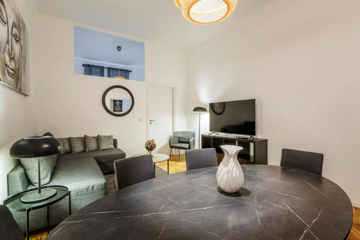 Image 5 of Luxury 4 bedrooms apartments Close to Duomo