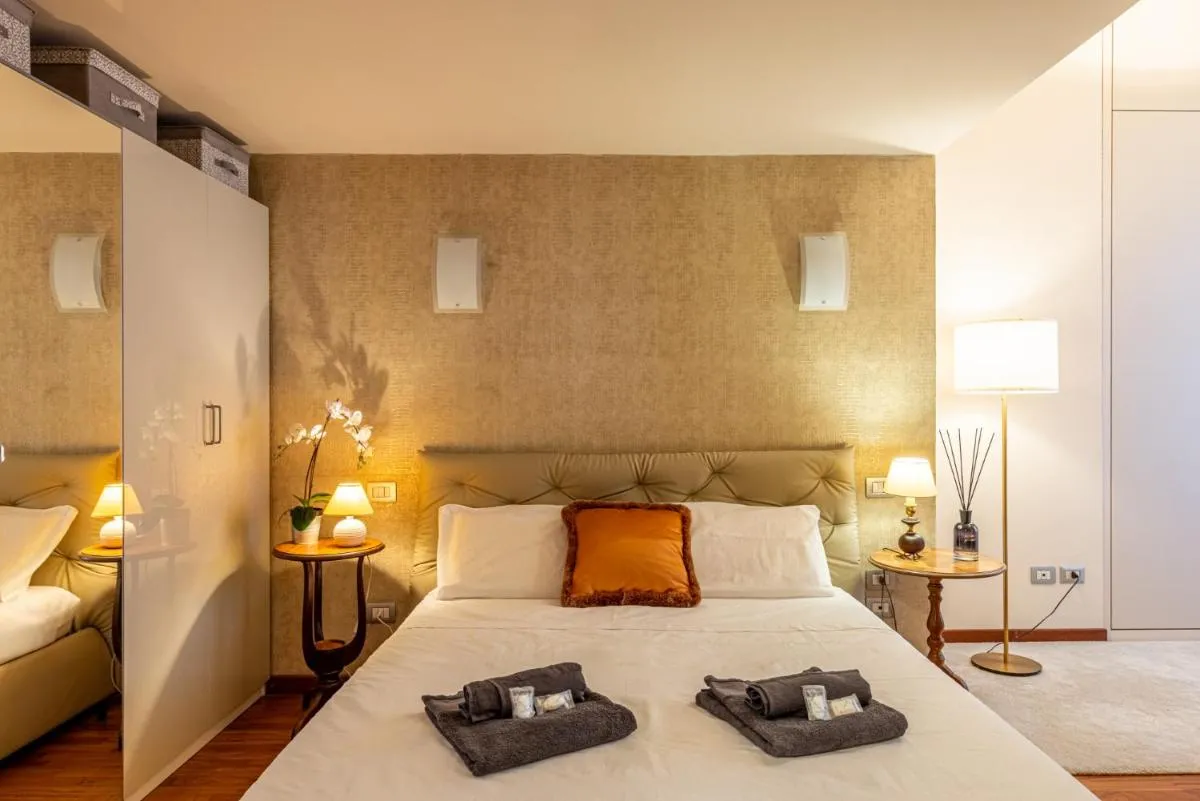 Image 1 of Luxury, Modern & Charming Apt Near Central Station