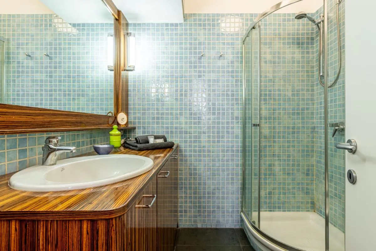 Image 2 of Luxury, Modern & Charming Apt Near Central Station