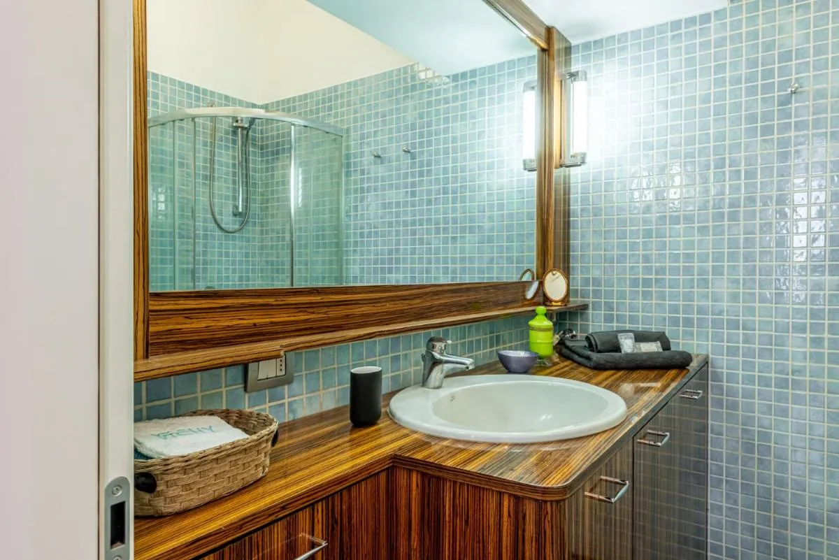 Image 6 of Luxury, Modern & Charming Apt Near Central Station