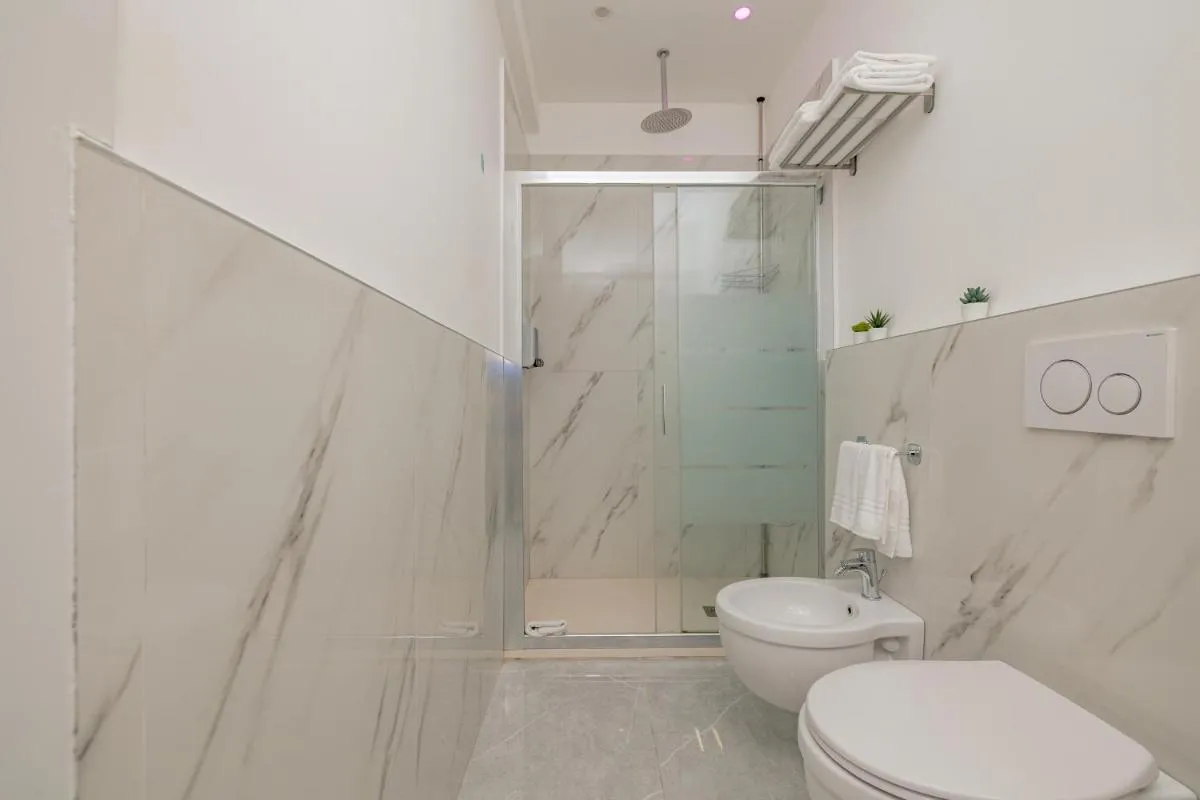 Image 2 of Luxury Room – 1