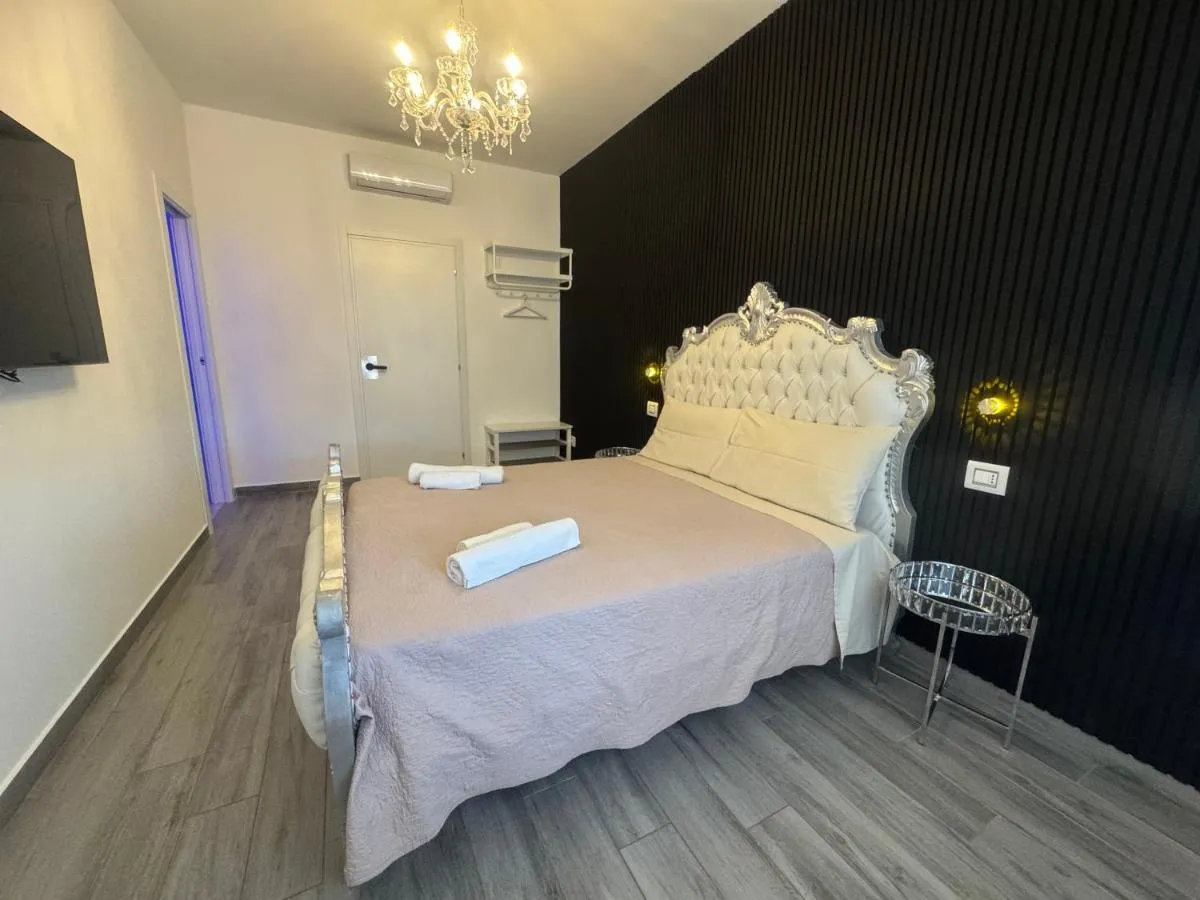 Image 6 of Luxury Room – 1