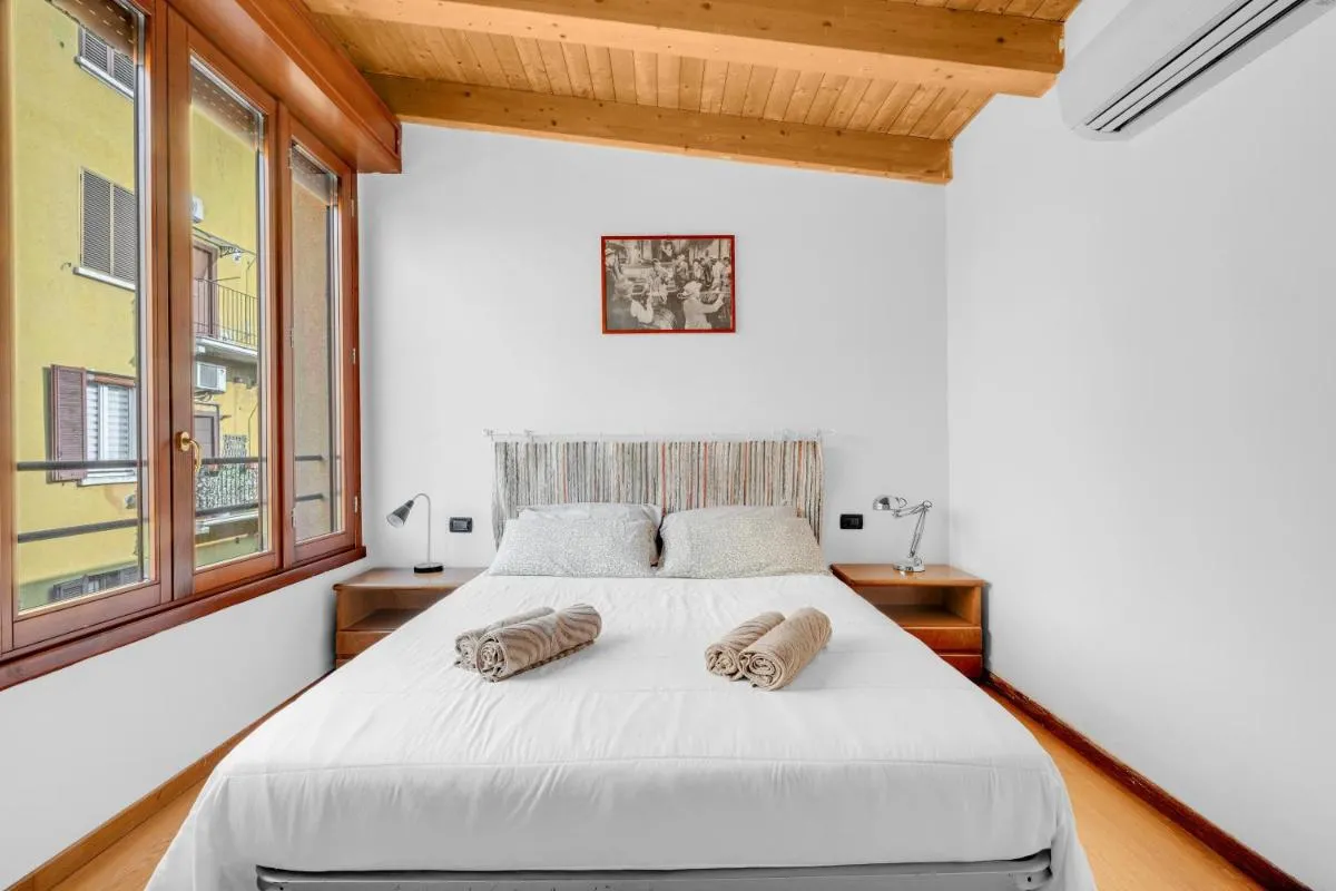 Image 1 of MO37 -Duomo-Loreto – Chic – Central