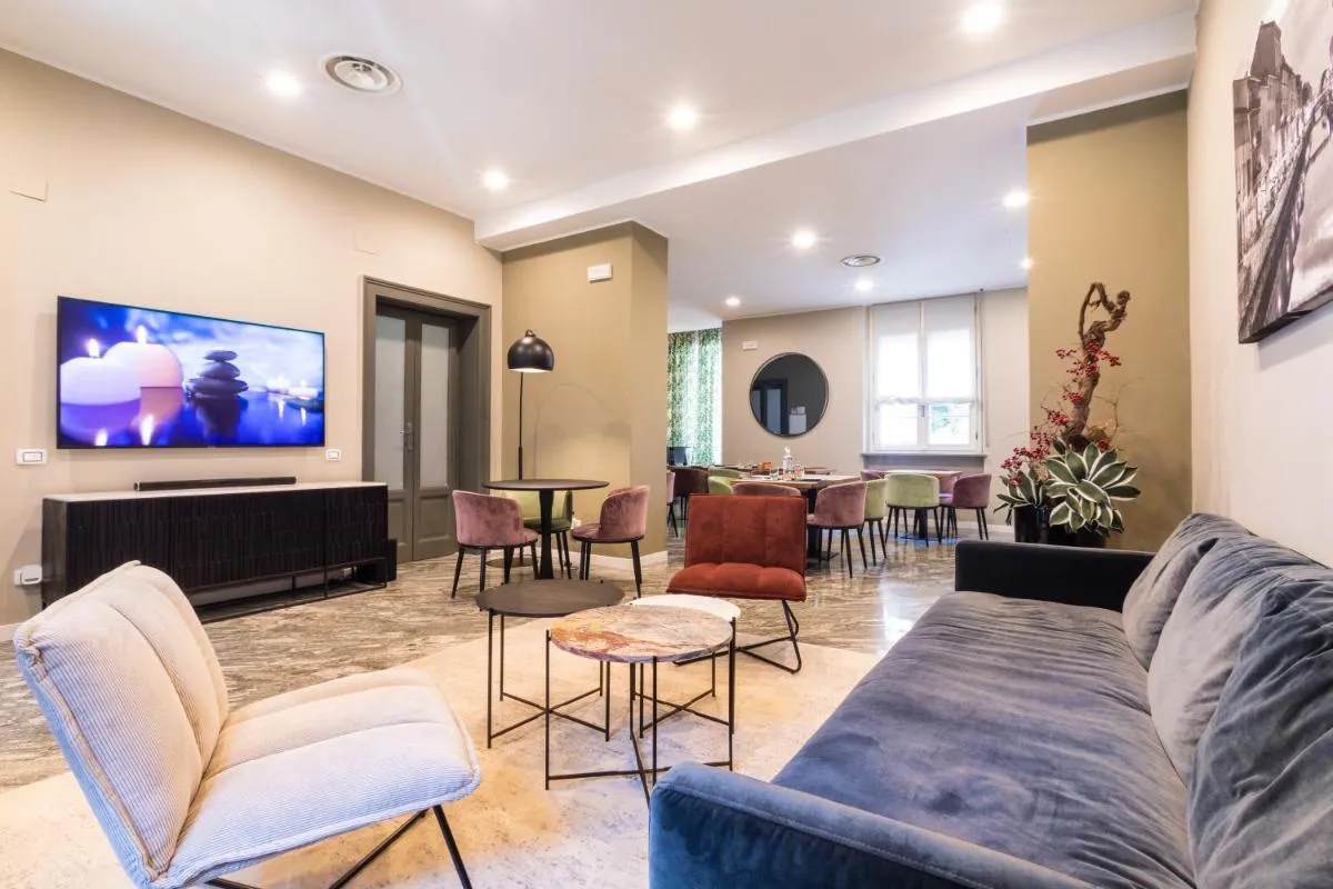 Image 4 of Martini Suite