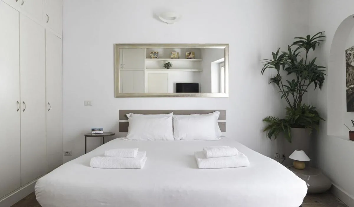 Image 5 of Milano Navigli Canal View Studio Apt