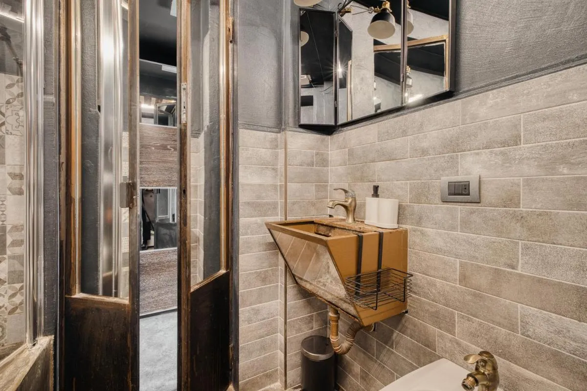Image 2 of NYC-Style Industrial Apt on Navigli Milan