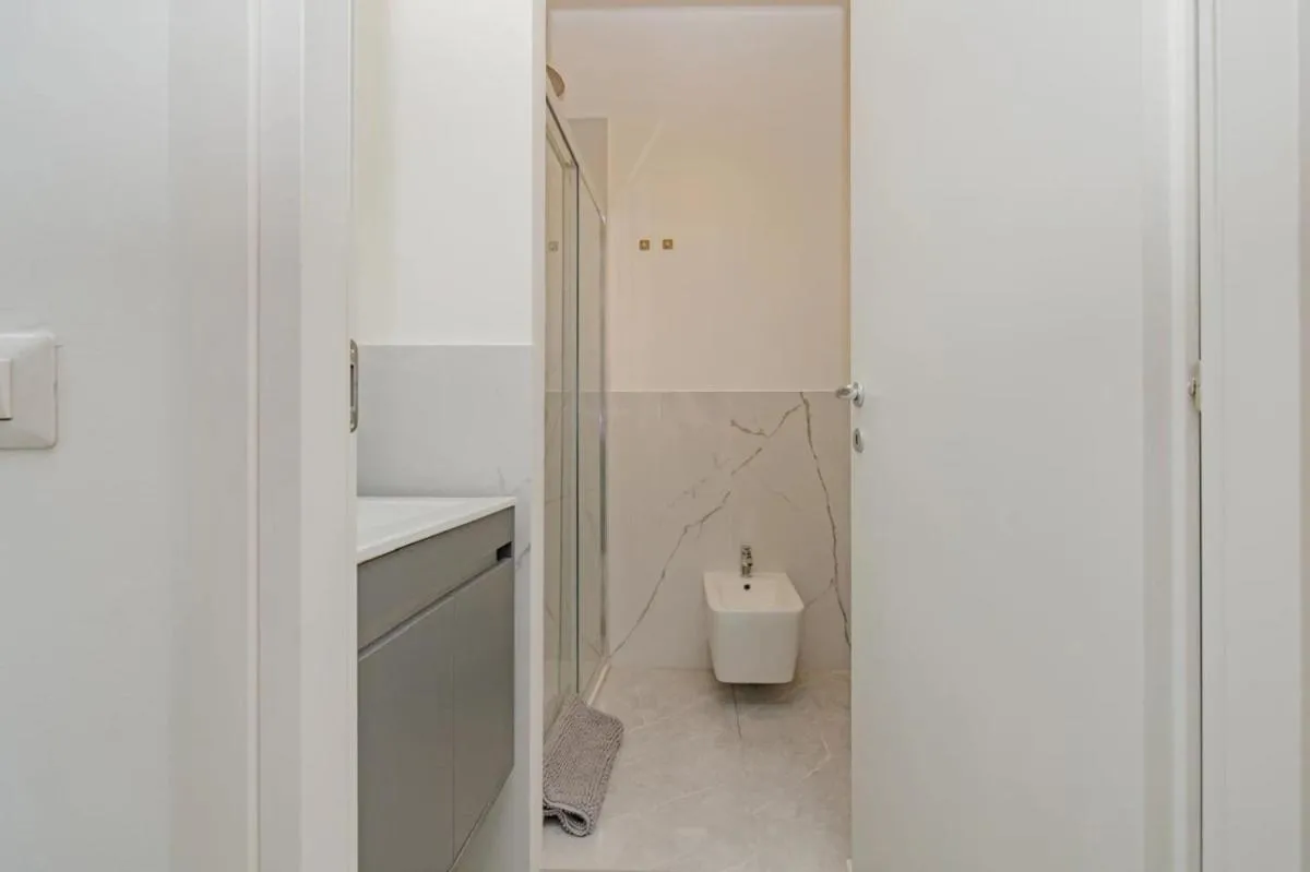 Image 1 of Ocean Room – 8