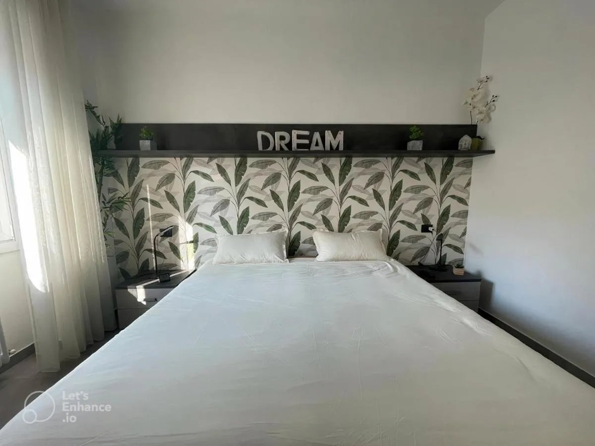 Image 6 of R39 Modern Apartment with Private Parking