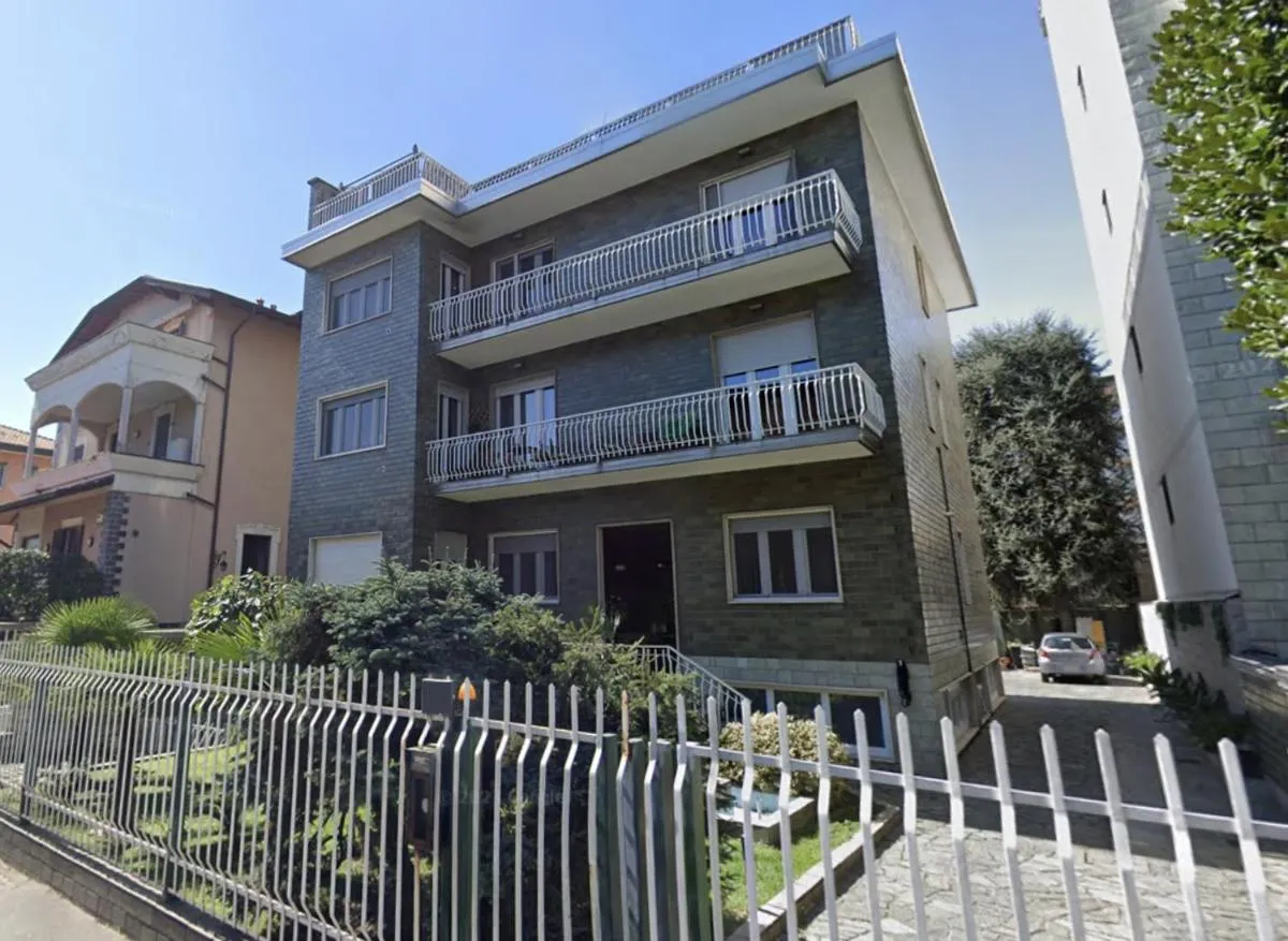 Image 5 of R39 Modern Apartment with Private Parking