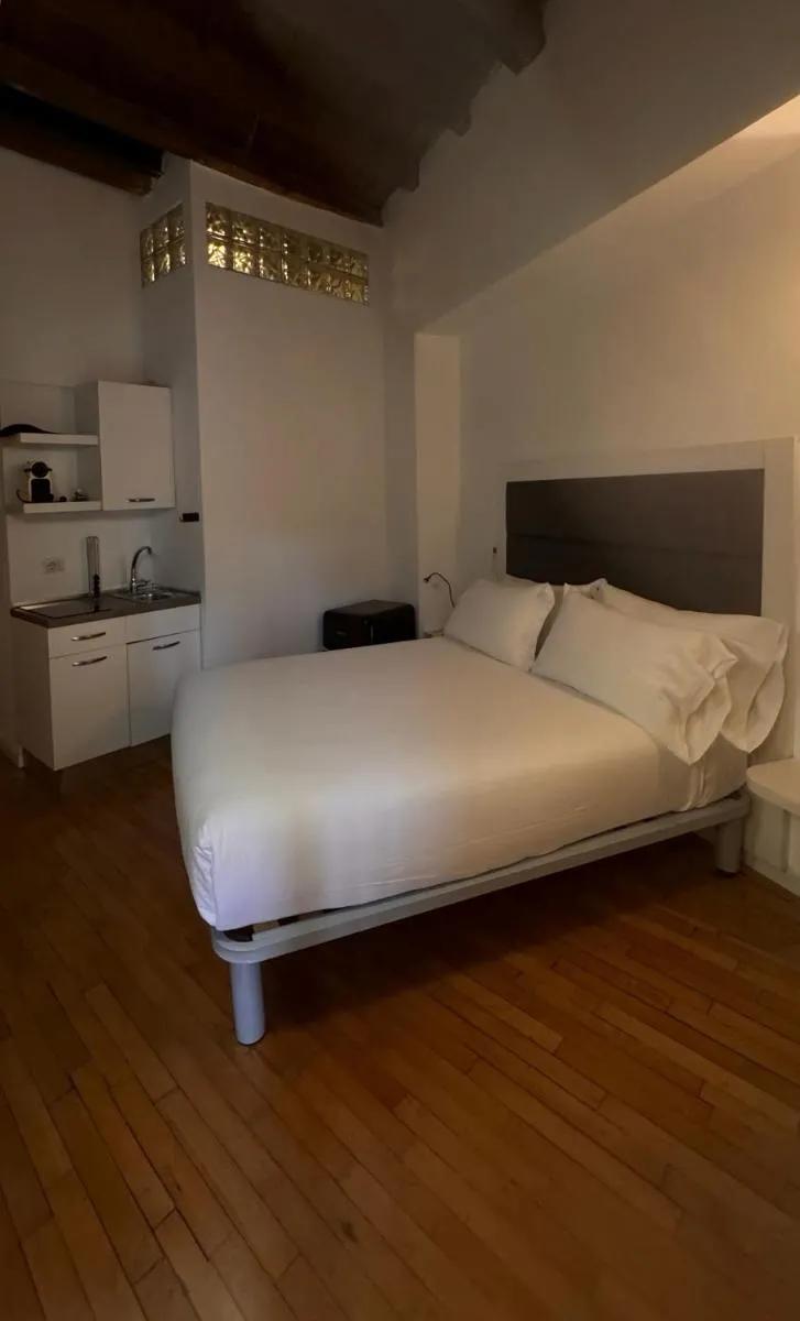 Image 4 of ROOM (boutique room)