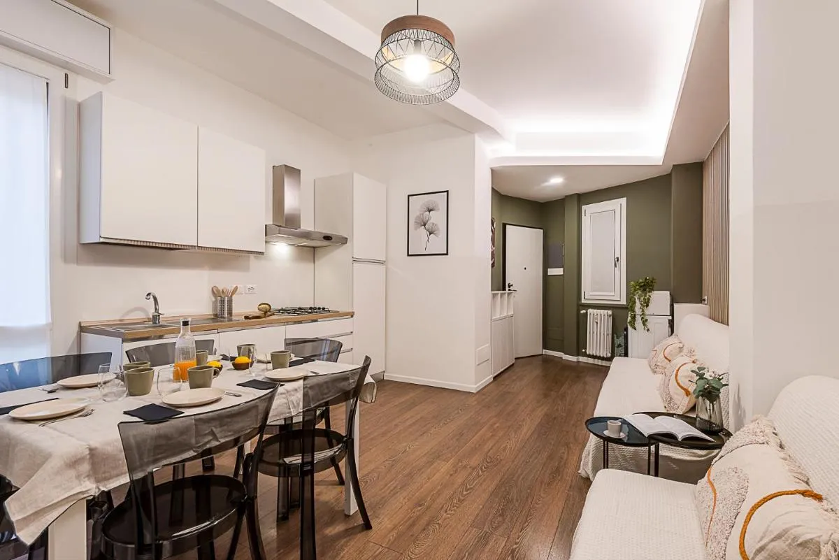Image 2 of StayEasy Petrella21 – 4 Bedrooms, 3 baths – Central Station