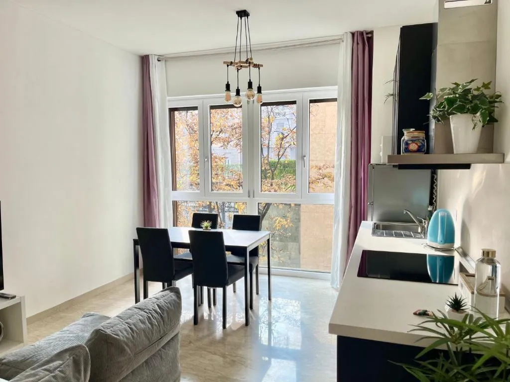 Image of THE WHITE HOUSE, Modern apartment in Center