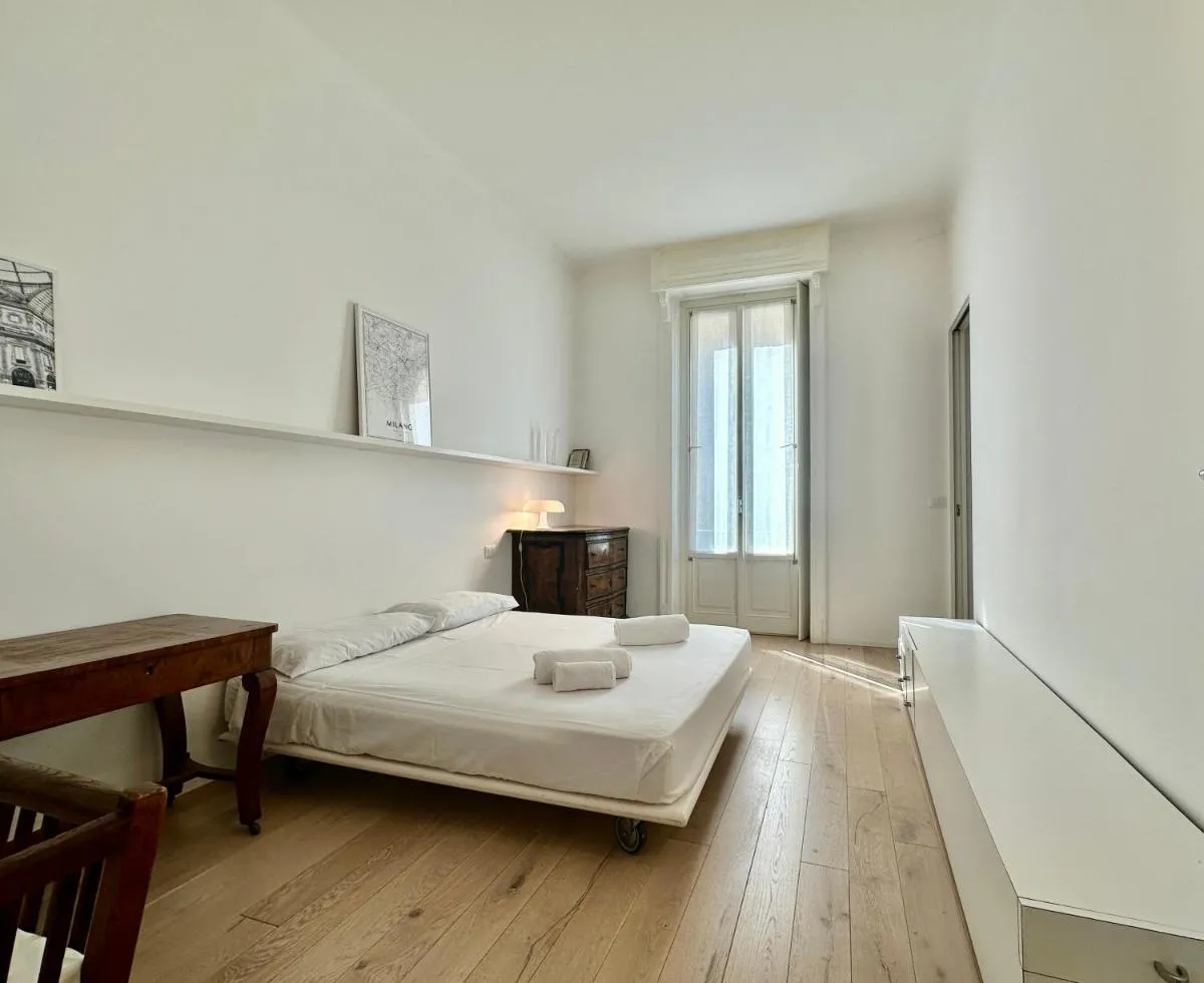 Image 6 of The White House in Milan
