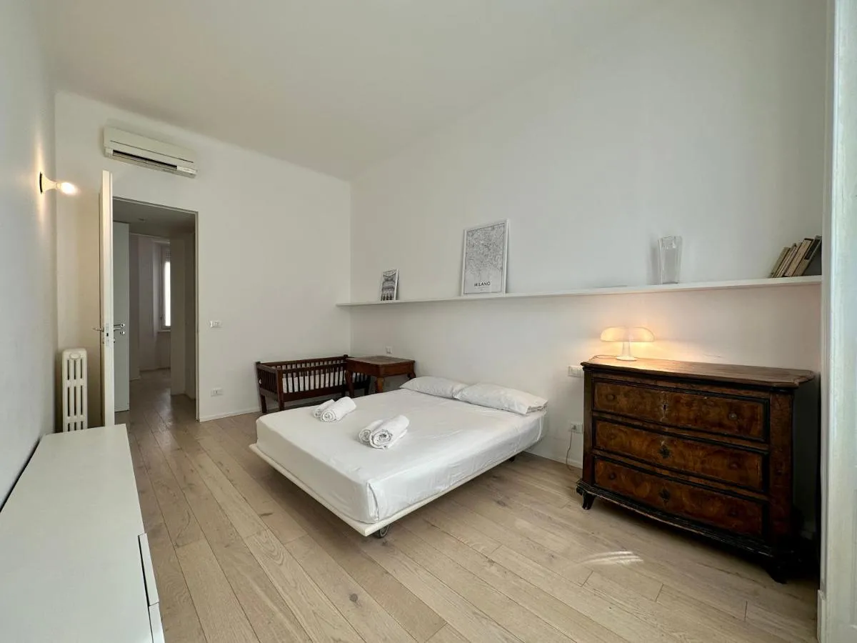 Image 5 of The White House in Milan