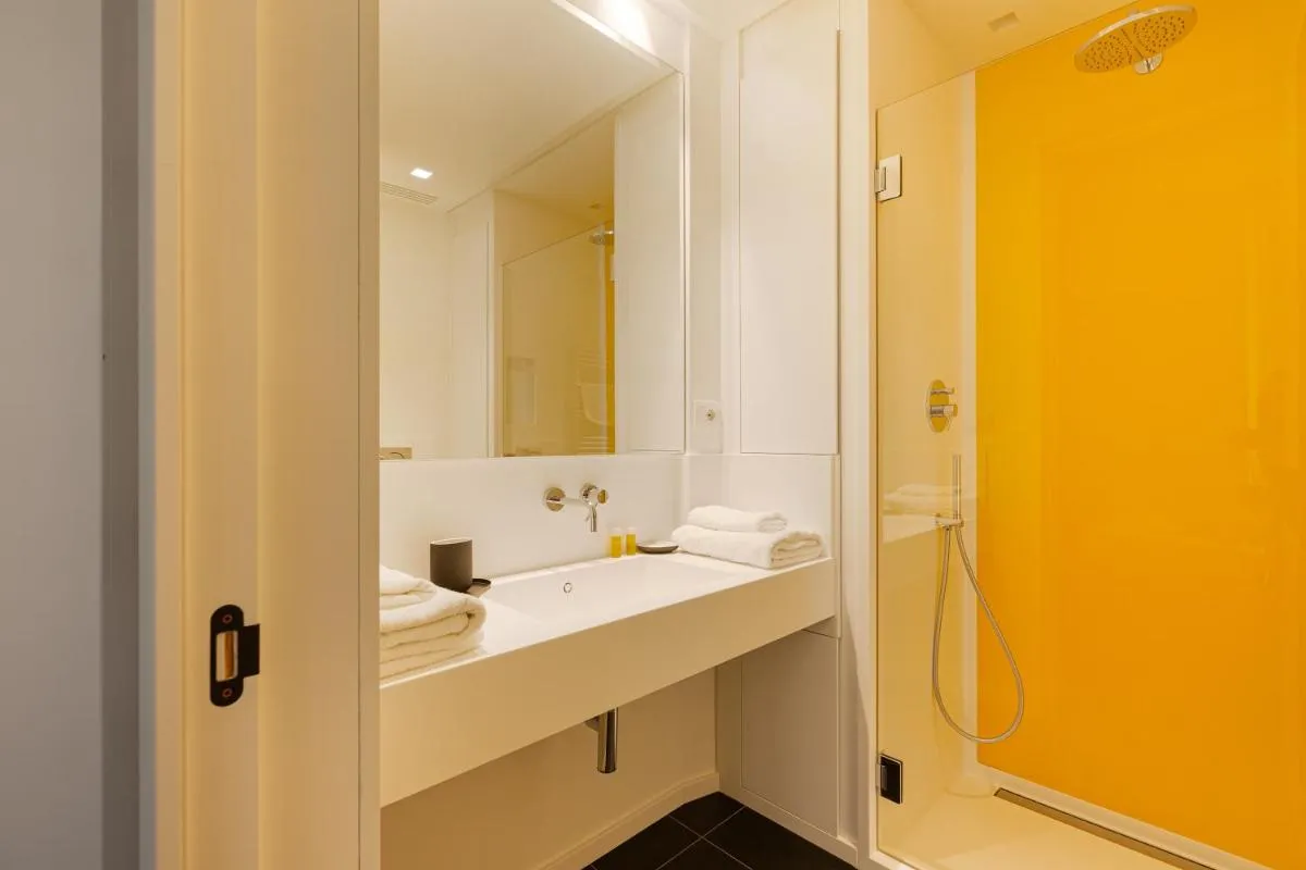 Image 2 of Tiny Apt near Central Station
