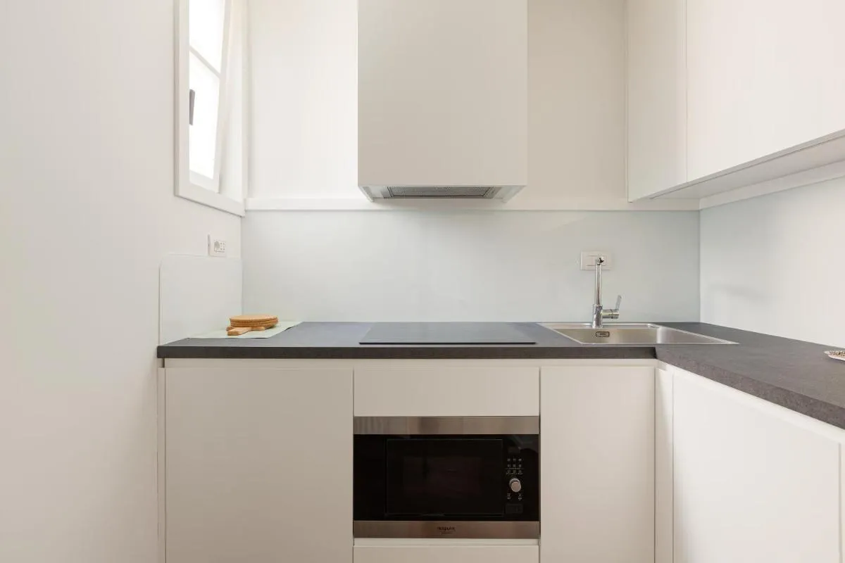 Image 3 of Tiny Apt near Central Station