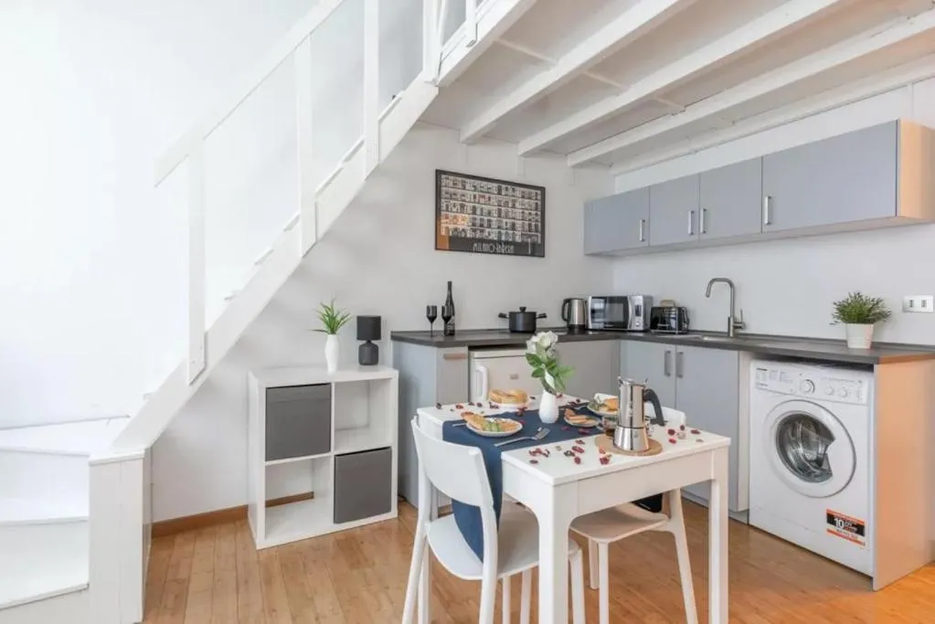 Image 3 of Two-room apartment San Babila Milan
