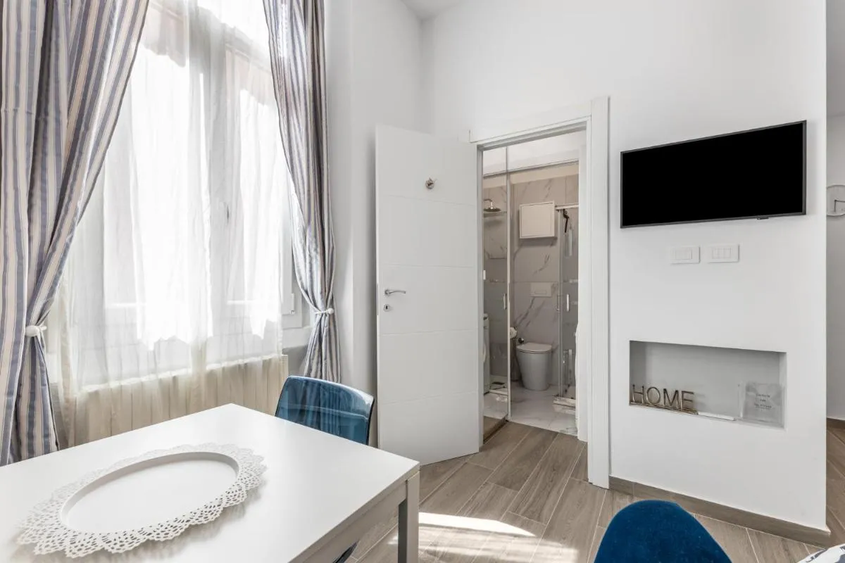 Image 4 of ViaOrtiSuite Pta Romana WiFi & A-C 12 min to Duomo